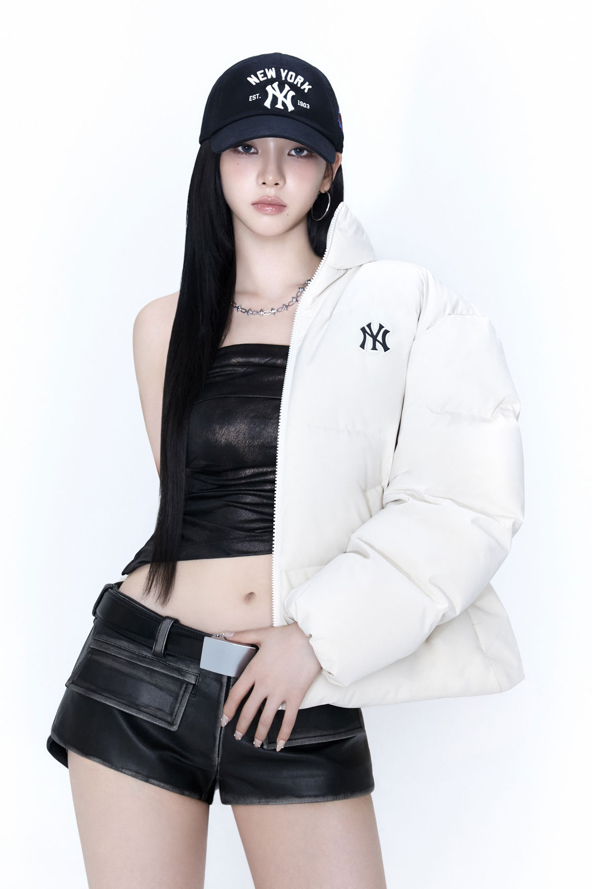 겨울 여신 카리나, MLB 패딩 화보 美쳤다