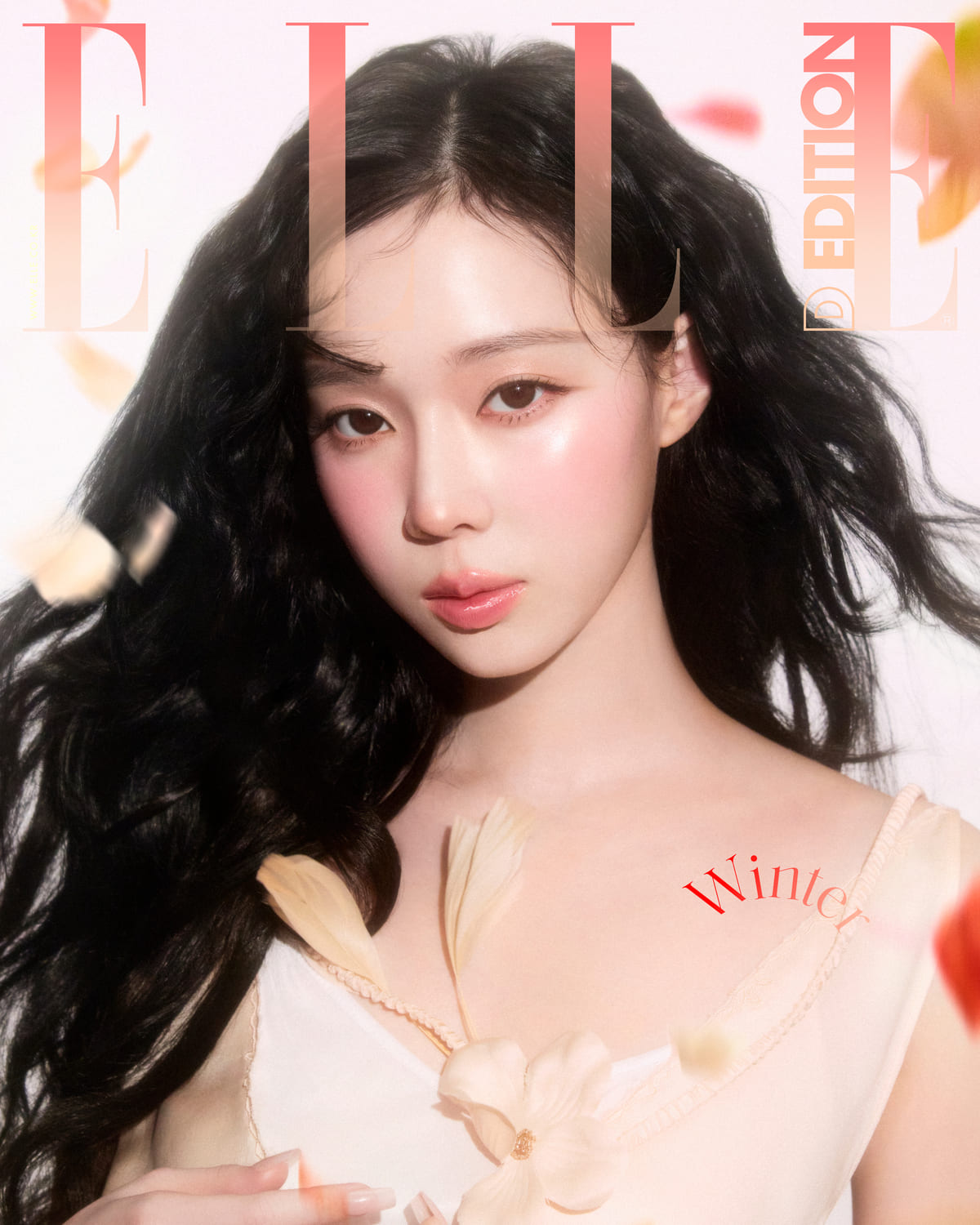 윈터, 로즈빛 광채로 완성한 겨울의 얼굴