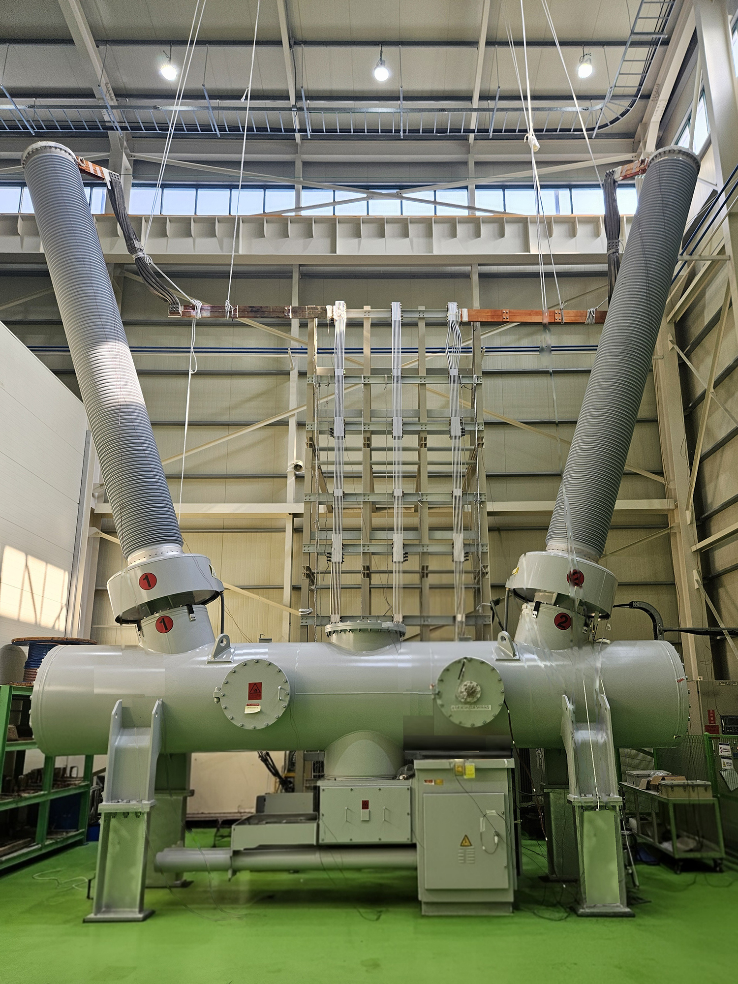효성중공업이 세계 최초로 개발한 22.9kV SST(상), 효성중공업이 개발한 세계 최대 용량 800kV 7000A GCB(하)