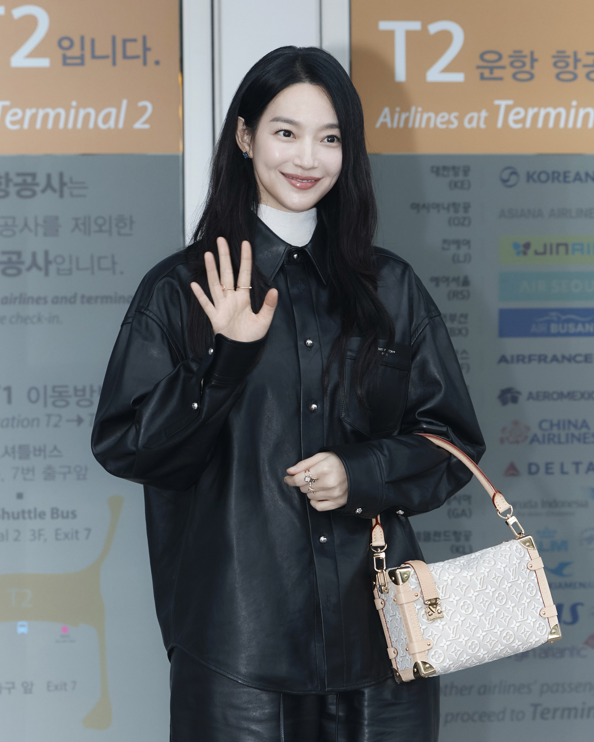 신민아 공항 패션, 백부터 주얼리까지 시선 사로잡은 스타일링